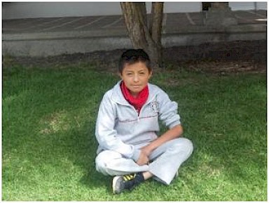 Inti Atahualpa Sanaguaray Velicela ist 9 Jahre alt und ein Stipendium der Stiehle-Stiftung ermöglicht es ihm, derzeit die 4. Klasse der Deutschen Schule Stiehle Cuenca zu besuchen.