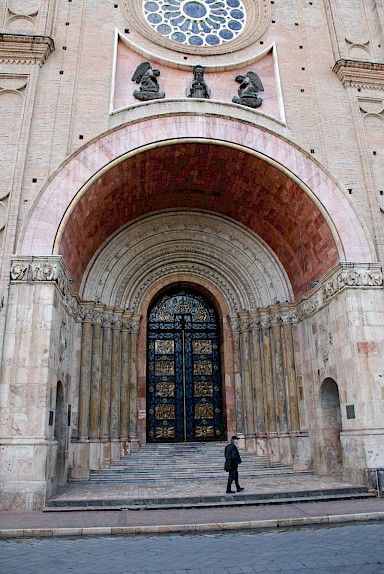 Portale wie hier an der Kathedrale von Cuenca sind am oberen Bogen elliptisch konstruiert.