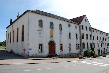 ehemaliges Kloster der Redemptoristen: der noch orginal erhaltene linke Trakt beinhaltet die Klosterkirche, in welcher Bruder Johannes den Altar angefertigt hat