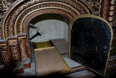 Klosterkirche: der von Bruder Johannes angefertigte Altar - Tabernakel mit ausziehbarer Schublade, hier lässt sich das pragmatische Vorgehen von Bruder Johannes studieren