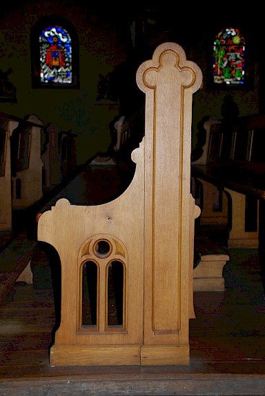 Kirche Notre-Dame: Kirchenbank Stirnseite, diese Formen finden sich bei Bruder Johannes immer wieder