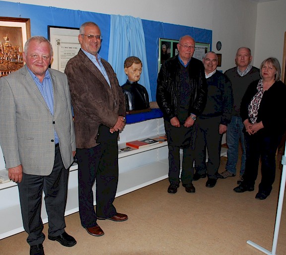 Vorstandschaft und Schulvorstandsvorsitzender der Deutschen Schule in Cuenca, Jorge Roca (2. v.li.) im Stiehle Museum