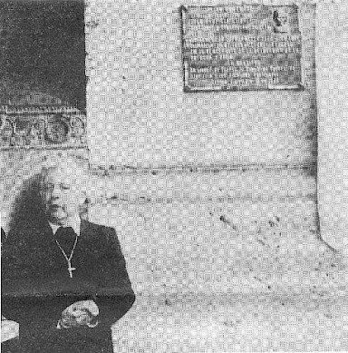 Erzbischof Msgr. Luis Alberto Luna Tobar vor der Kathedrale, mit der eben enthüllten Gedenktafel (rechts oben).