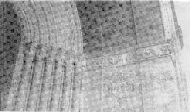 Ein Blick auf ein Fries und auf die Kapitelle von Halbsäulenreihen im Eingangsbereich der Kathedrale. Die Größe des Bauwerks wird auch hier klar deutlich. Nicht ohne Grund wurde das Gebäude zur Entstehungszeit vor achtzig Jahren als die schönste Kathedrale von Südamerika bezeichnet.