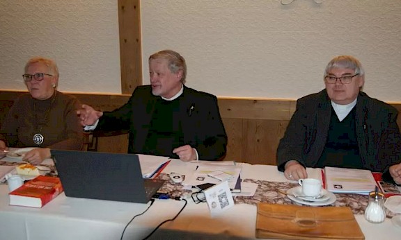 Der Vorstand der Bruder-Johannes-Gemeinschaft besteht aus (v.l.) Susi Stiehle, Dekan Sigmund Schänzle und Pfarrer Otto Glökler. (Foto: Kurt Efinger)