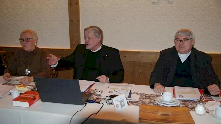 Der Vorstand der Bruder-Johannes-Gemeinschaft besteht aus (v.l.) Susi Stiehle, Dekan Sigmund Schänzle und Pfarrer Otto Glökler. (Foto: Kurt Efinger)